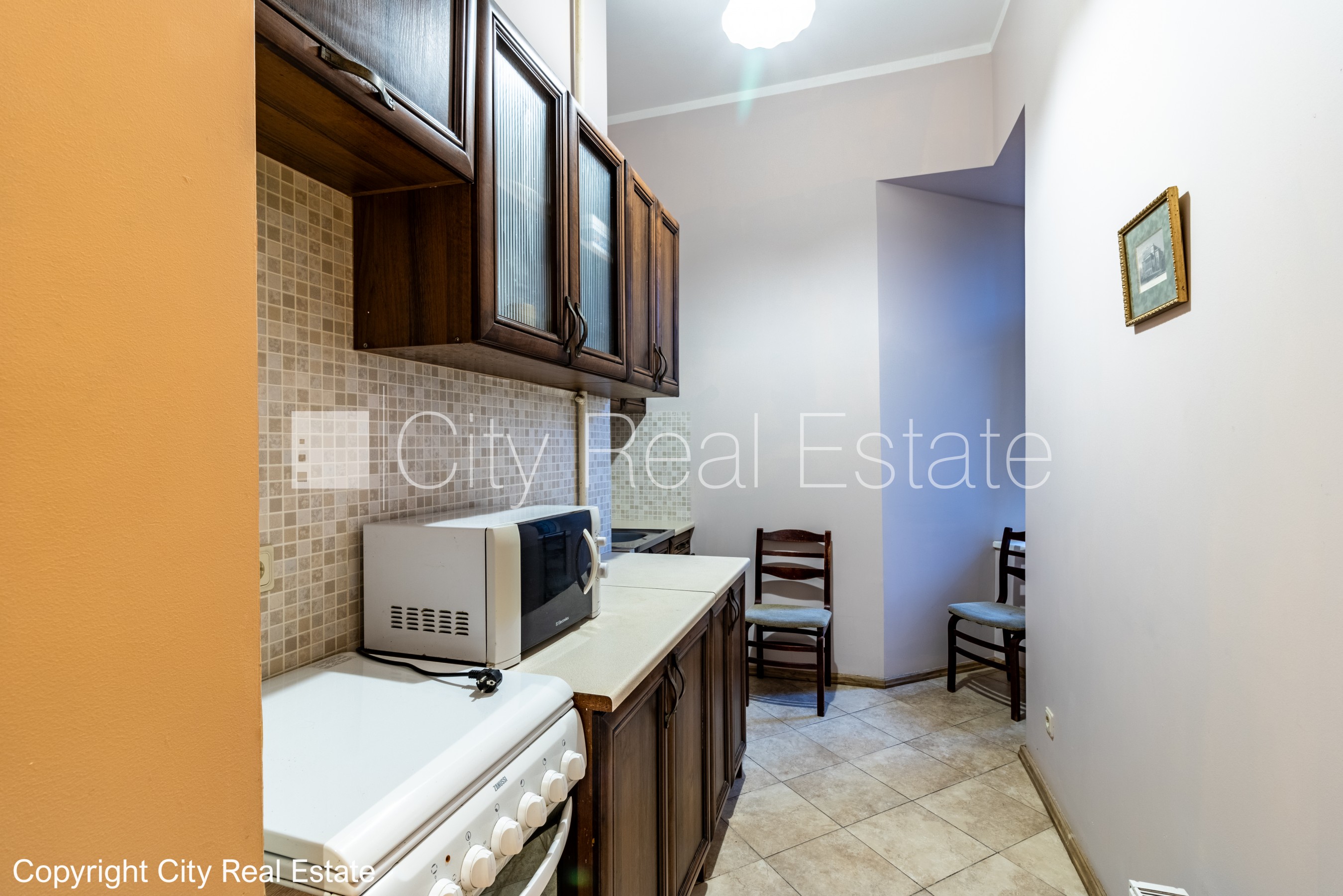 Sludinājumi. Fasādes māja, ieeja no ielas, logi vērsti mājas abās pusēs, viena istaba izolēta, viesistaba 18.6 Cena: 127500 EUR Foto #10