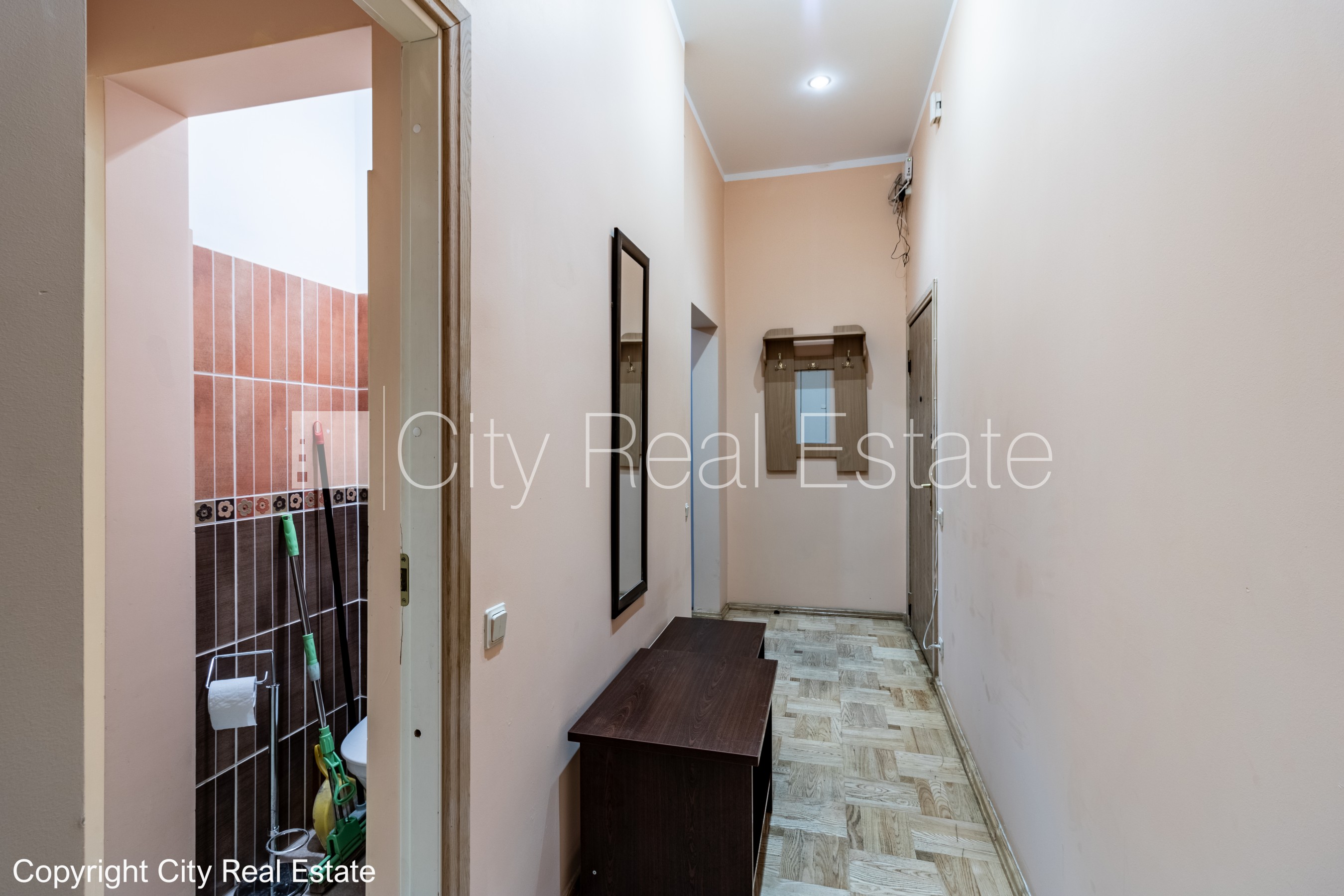 Sludinājumi. Fasādes māja, ieeja no ielas, logi vērsti mājas abās pusēs, viena istaba izolēta, viesistaba 18.6 Cena: 127500 EUR Foto #16