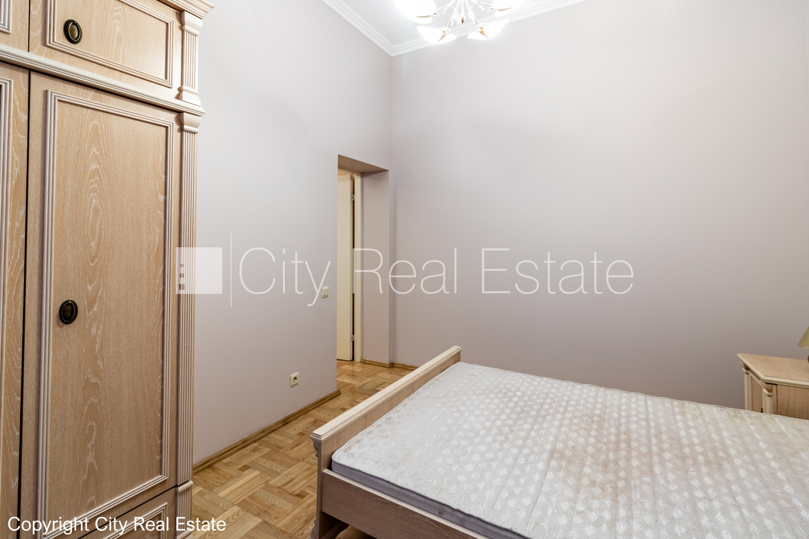 Sludinājumi. Fasādes māja, ieeja no ielas, logi vērsti mājas abās pusēs, viena istaba izolēta, viesistaba 18.6 Cena: 127500 EUR Foto #8