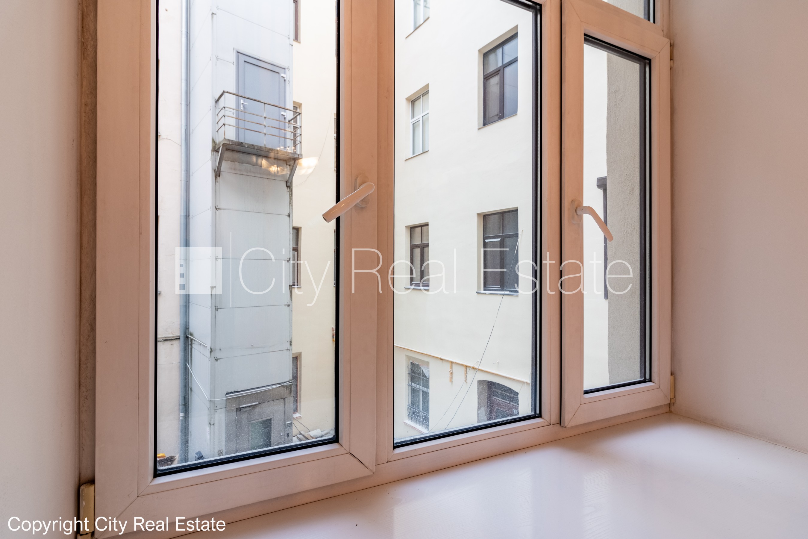 Sludinājumi. Fasādes māja, ieeja no ielas, logi vērsti mājas abās pusēs, viena istaba izolēta, viesistaba 18.6 Cena: 127500 EUR Foto #6