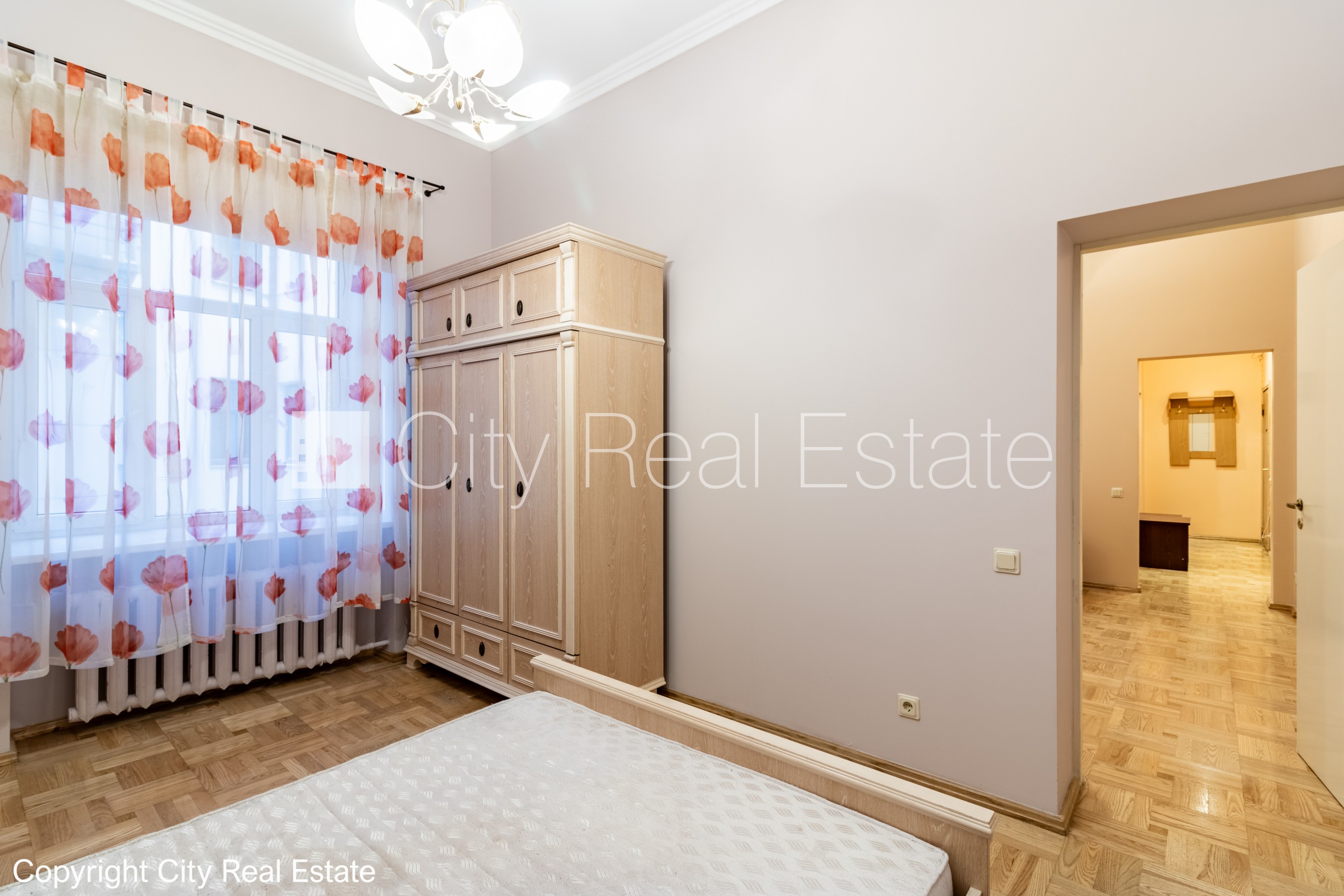 Sludinājumi. Fasādes māja, ieeja no ielas, logi vērsti mājas abās pusēs, viena istaba izolēta, viesistaba 18.6 Cena: 127500 EUR Foto #4