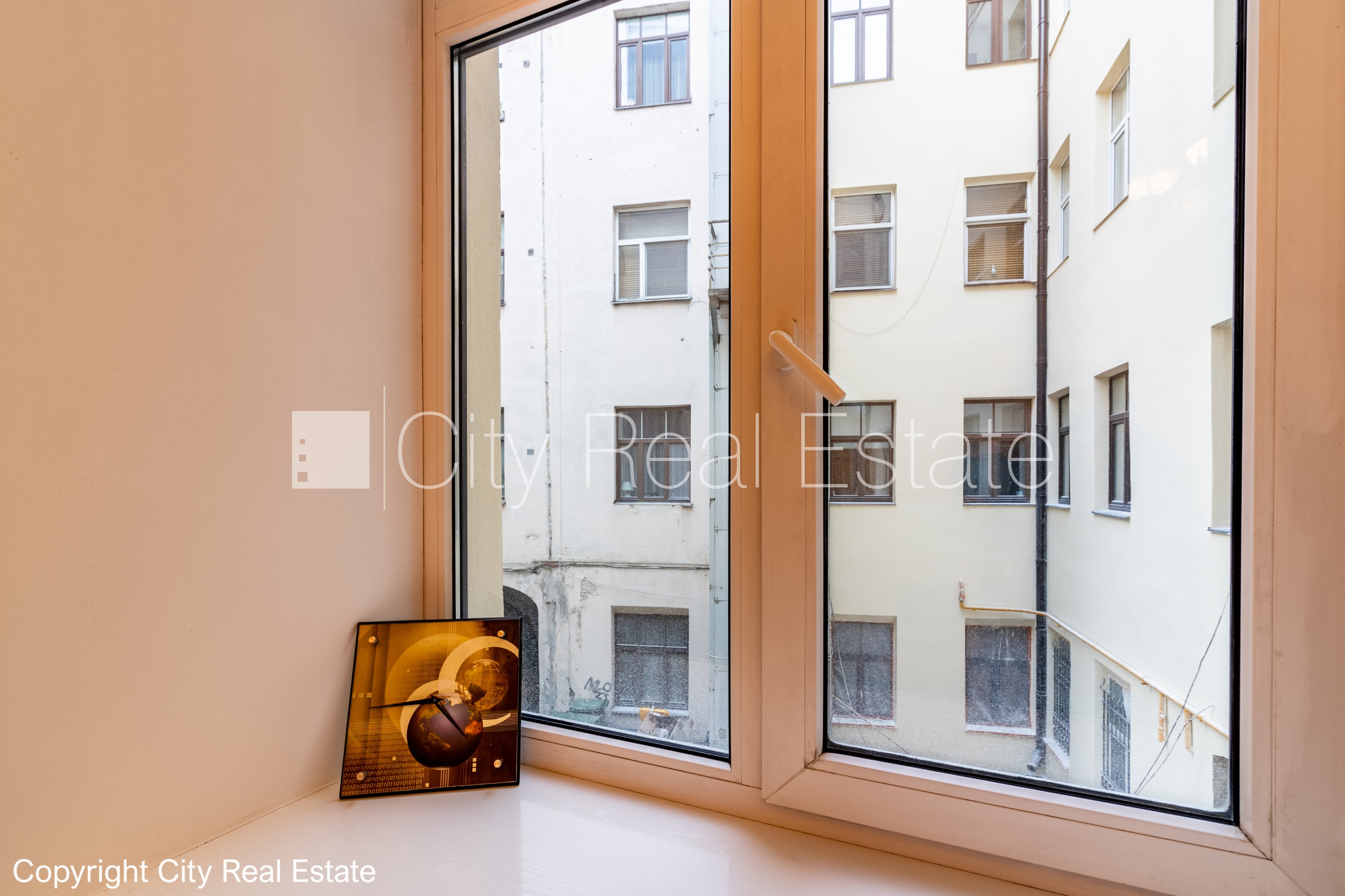 Sludinājumi. Fasādes māja, ieeja no ielas, logi vērsti mājas abās pusēs, viena istaba izolēta, viesistaba 18.6 Cena: 127500 EUR Foto #2