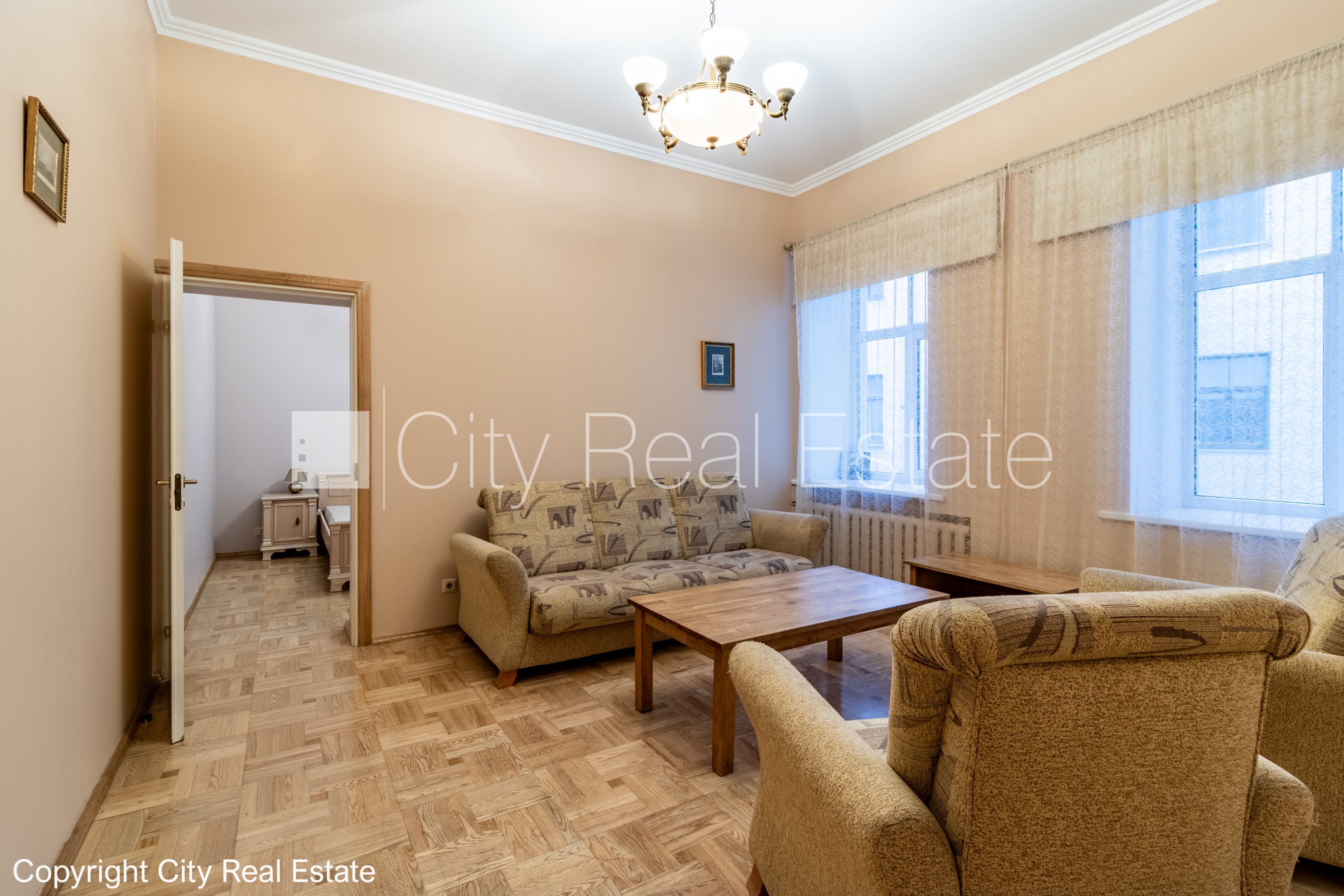 Sludinājumi. Fasādes māja, ieeja no ielas, logi vērsti mājas abās pusēs, viena istaba izolēta, viesistaba 18.6 Cena: 127500 EUR Foto #1