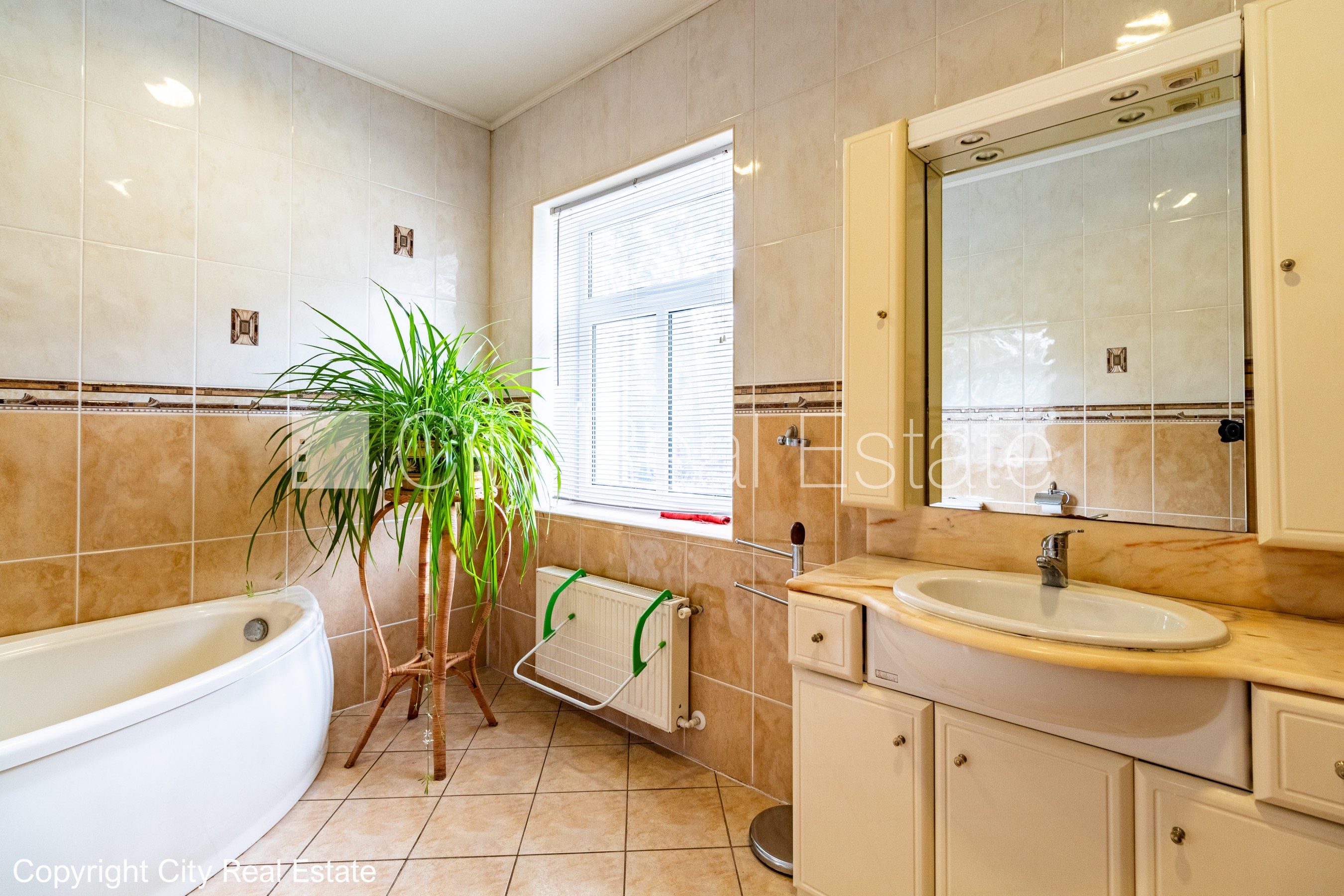 Sludinājumi. Renovēta māja, keramzīta bloku sienas, labiekārtota apzaļumota teritorija, iežogota teritorija ar Cena: 690000 EUR Foto #16