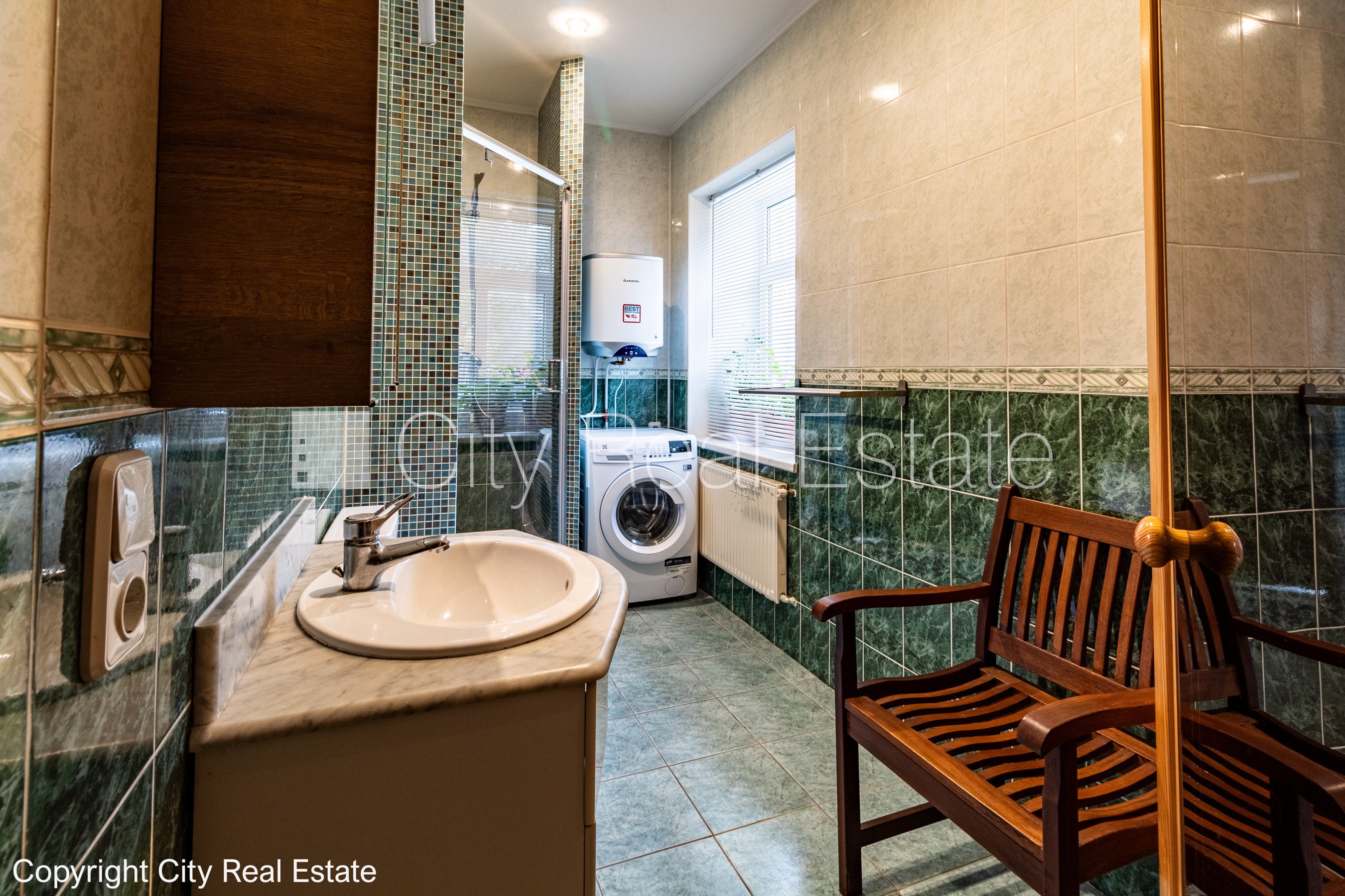 Sludinājumi. Renovēta māja, keramzīta bloku sienas, labiekārtota apzaļumota teritorija, iežogota teritorija ar Cena: 690000 EUR Foto #19