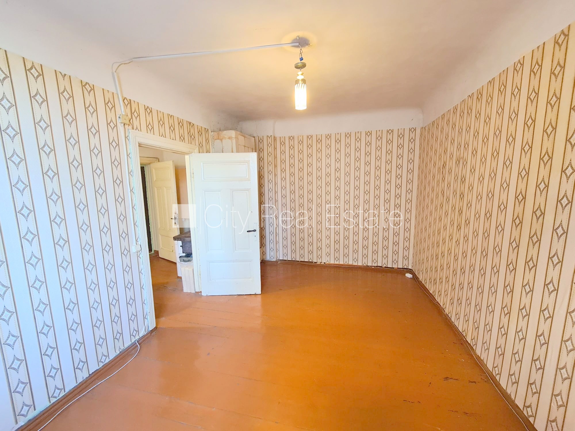 Sludinājumi. Pagalma ēka, slēgts pagalms, ieeja no pagalma, logi vērsti uz pagalma pusi, viena istaba izolēta, Cena: 170 EUR/mēn Foto #2