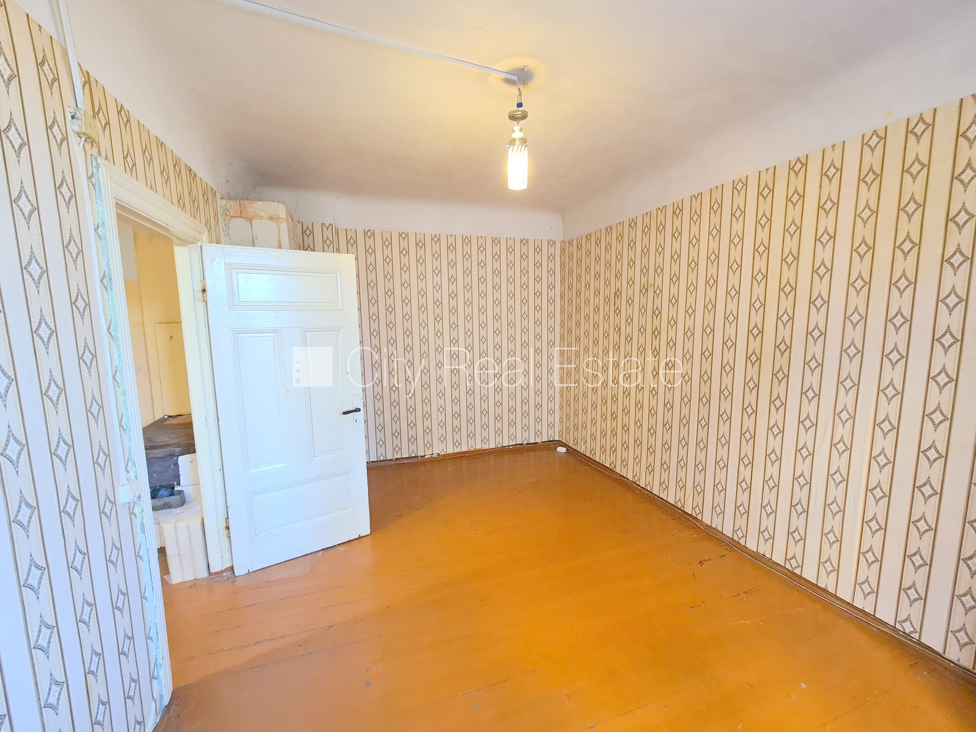 Sludinājumi. Pagalma ēka, slēgts pagalms, ieeja no pagalma, logi vērsti uz pagalma pusi, viena istaba izolēta, Cena: 170 EUR/mēn Foto #3