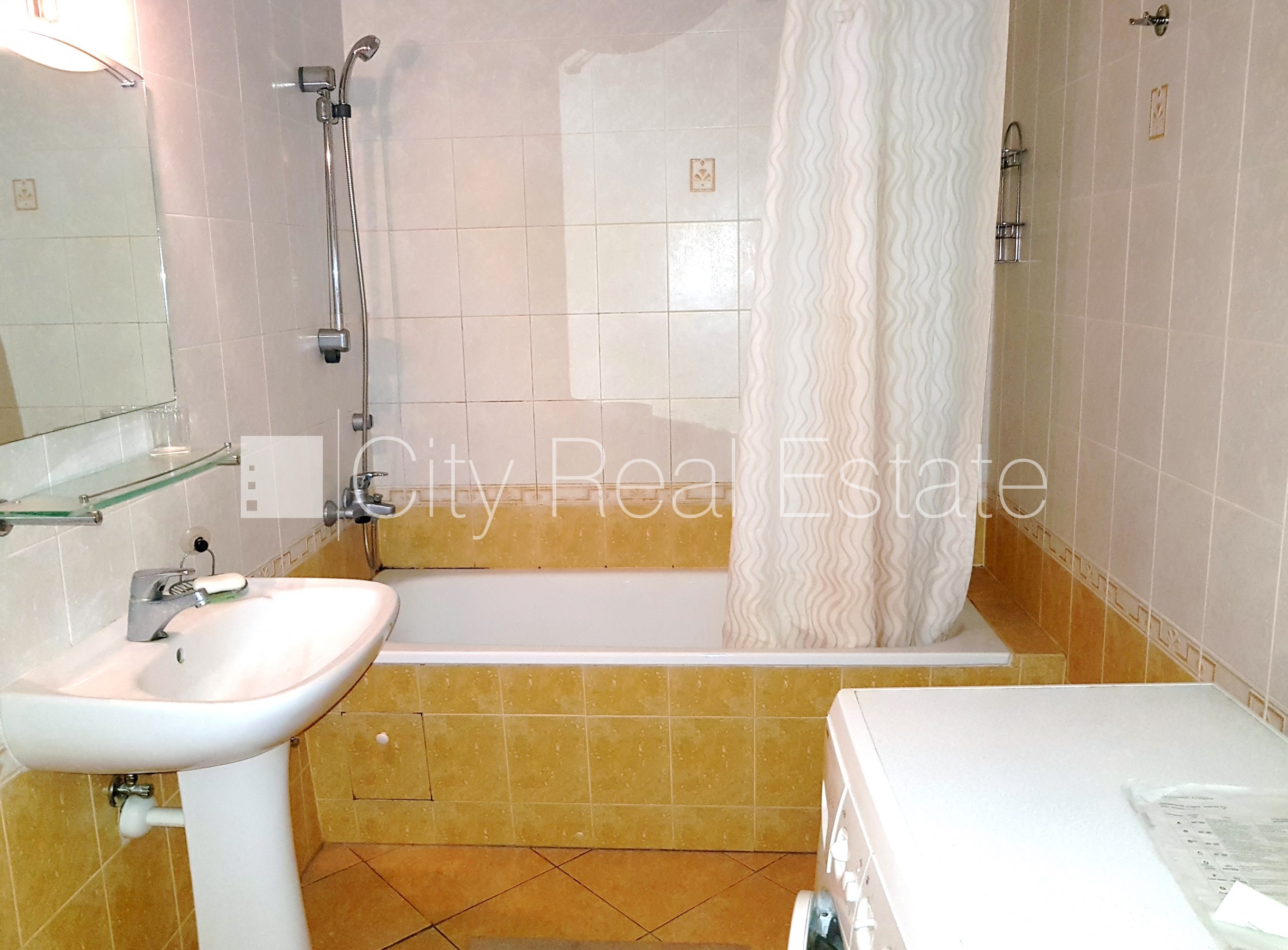 Sludinājumi. Pagalma māja, renovēta māja, fasāde ar dekoratīvo ķieģeļu apdari, slēgts pagalms, teritorijas Cena: 160000 EUR Foto #12