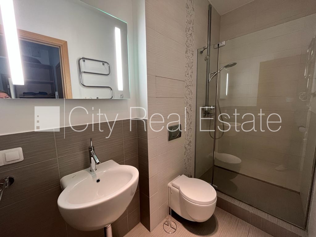 Sludinājumi. Fasādes māja, renovēta māja, ieeja no ielas, ir lifts, kāpņu telpa pēc kapitālā remonta, terase, Cena: 1200 EUR/mēn Foto #16