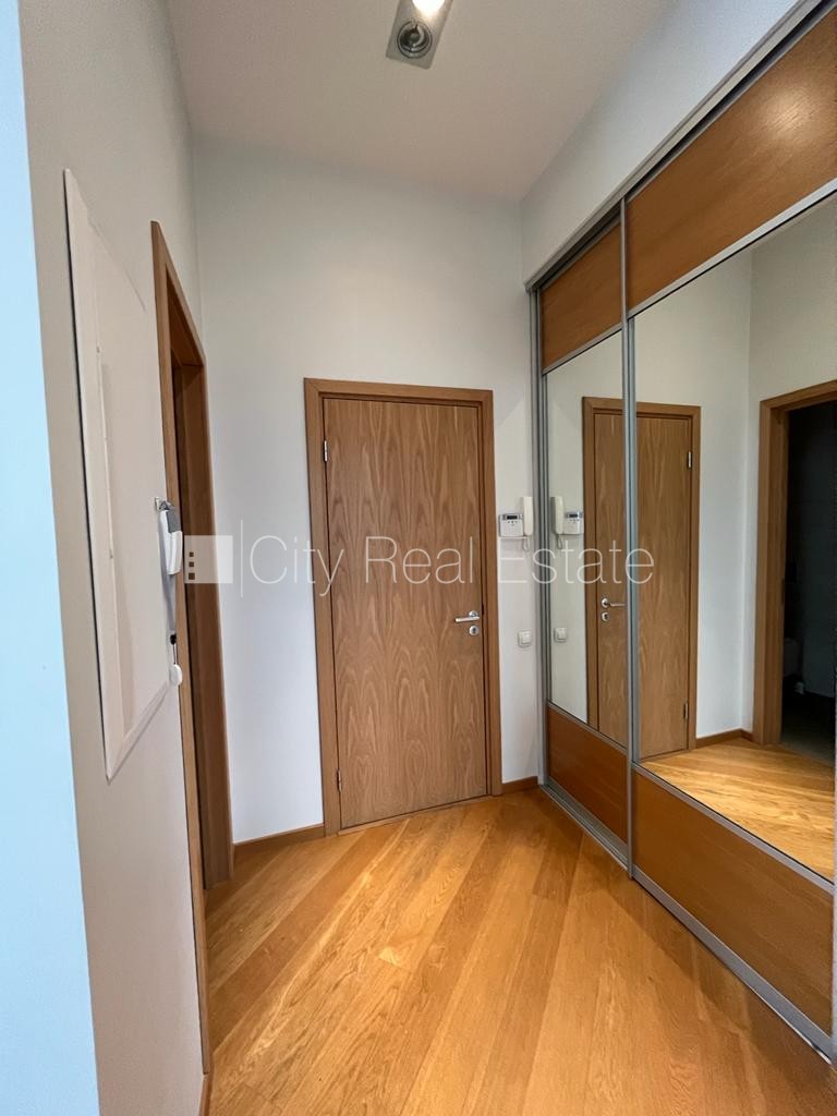 Sludinājumi. Fasādes māja, renovēta māja, ieeja no ielas, ir lifts, kāpņu telpa pēc kapitālā remonta, terase, Cena: 1200 EUR/mēn Foto #25