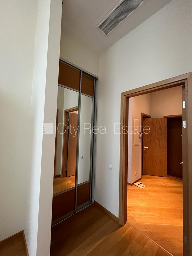 Sludinājumi. Fasādes māja, renovēta māja, ieeja no ielas, ir lifts, kāpņu telpa pēc kapitālā remonta, terase, Cena: 1200 EUR/mēn Foto #24