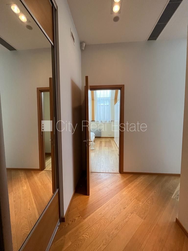 Sludinājumi. Fasādes māja, renovēta māja, ieeja no ielas, ir lifts, kāpņu telpa pēc kapitālā remonta, terase, Cena: 1200 EUR/mēn Foto #20