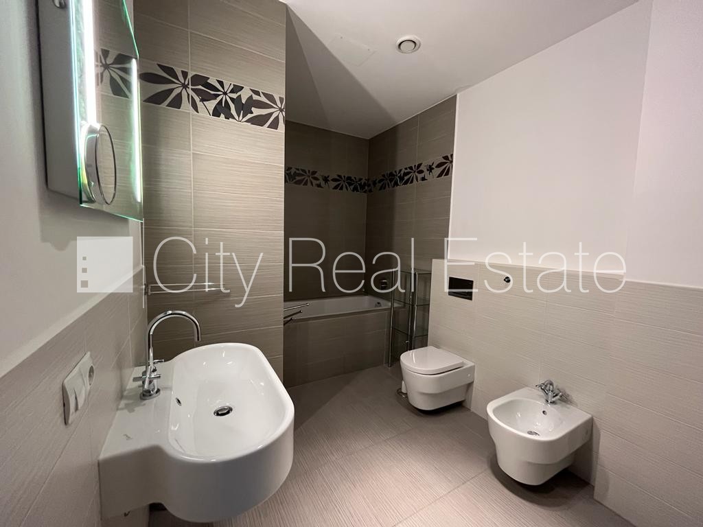 Sludinājumi. Fasādes māja, renovēta māja, ieeja no ielas, ir lifts, kāpņu telpa pēc kapitālā remonta, terase, Cena: 1200 EUR/mēn Foto #21