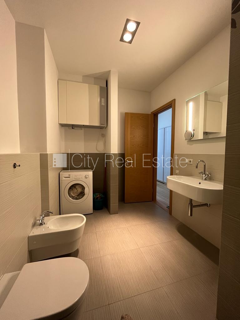 Sludinājumi. Fasādes māja, renovēta māja, ieeja no ielas, ir lifts, kāpņu telpa pēc kapitālā remonta, terase, Cena: 1200 EUR/mēn Foto #23