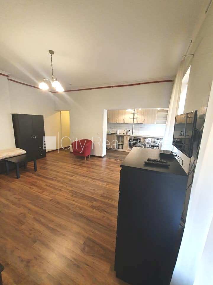 Sludinājumi. Fasādes māja, renovēta māja, ieeja no ielas un pagalma, kāpņu telpa pēc kosmētiskā remonta, logi Cena: 400 EUR/mēn Foto #3