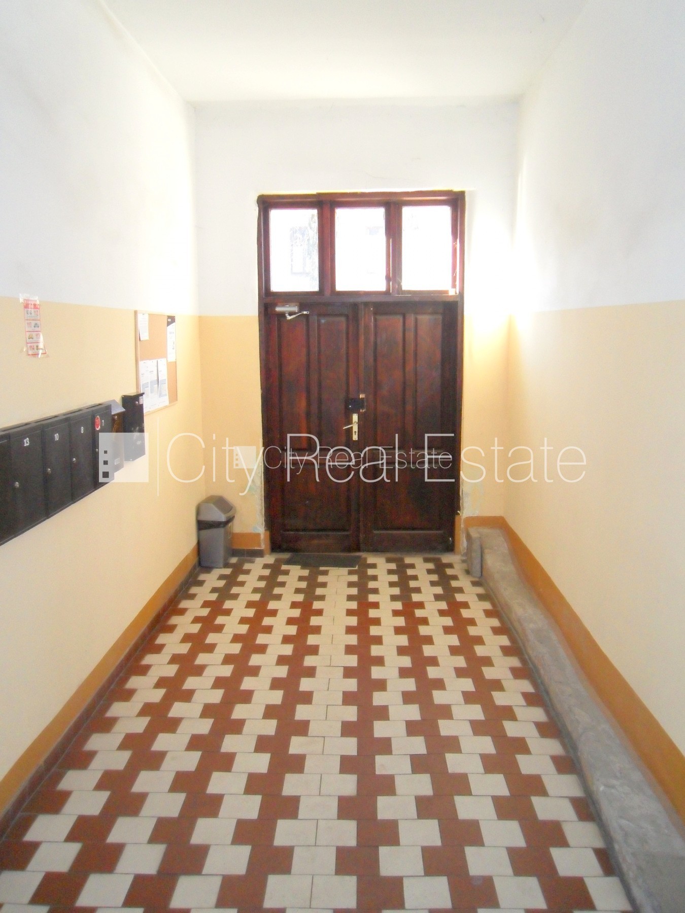 Sludinājumi. Fasādes māja, renovēta māja, ieeja no ielas un pagalma, kāpņu telpa pēc kosmētiskā remonta, logi Cena: 400 EUR/mēn Foto #15