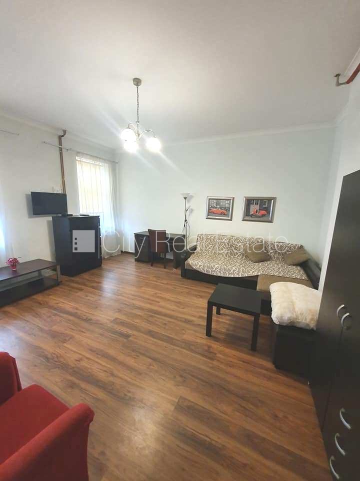 Sludinājumi. Fasādes māja, renovēta māja, ieeja no ielas un pagalma, kāpņu telpa pēc kosmētiskā remonta, logi Cena: 400 EUR/mēn Foto #2