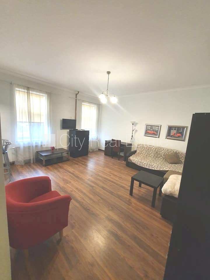 Sludinājumi. Fasādes māja, renovēta māja, ieeja no ielas un pagalma, kāpņu telpa pēc kosmētiskā remonta, logi Cena: 400 EUR/mēn Foto #4