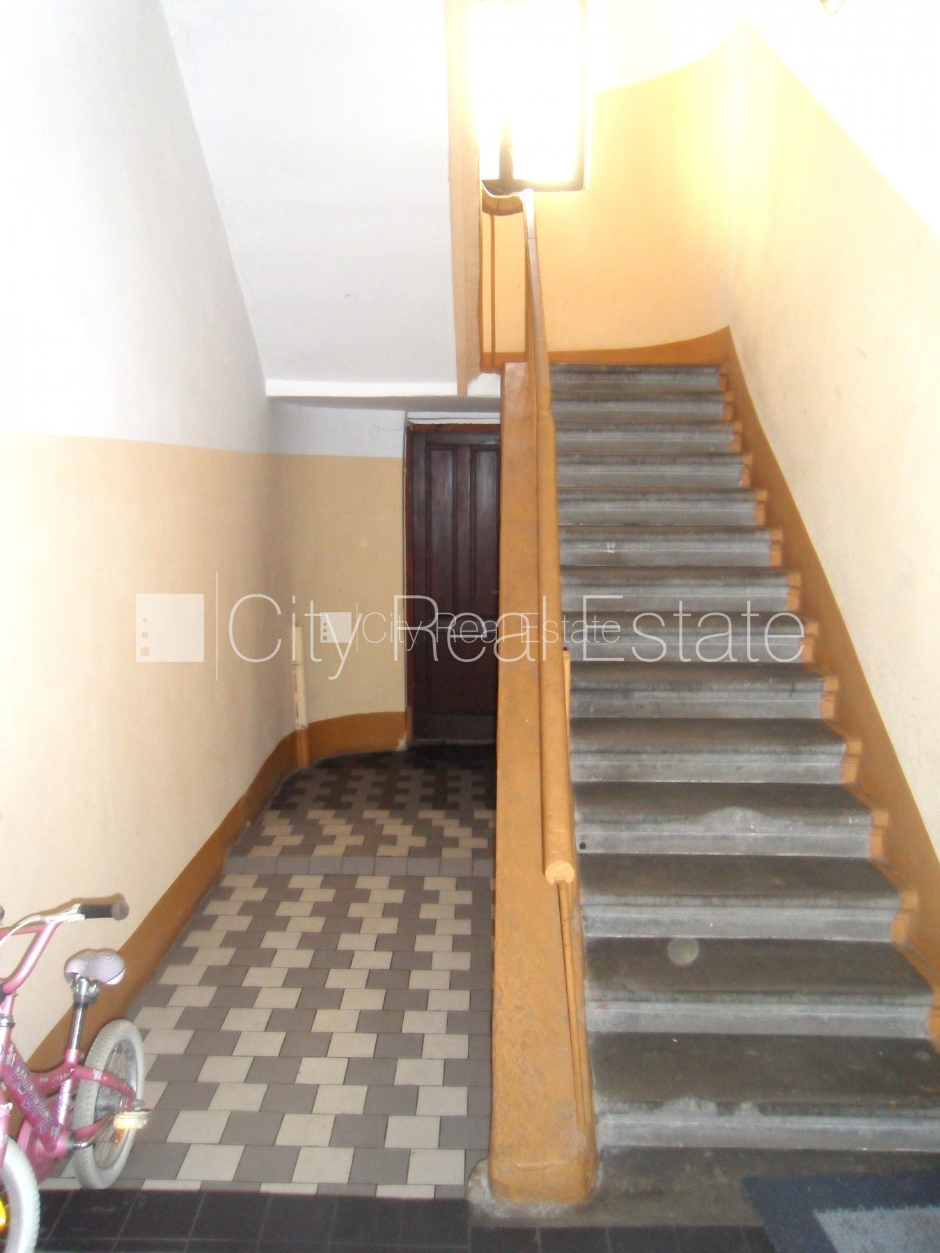 Sludinājumi. Fasādes māja, renovēta māja, ieeja no ielas un pagalma, kāpņu telpa pēc kosmētiskā remonta, logi Cena: 400 EUR/mēn Foto #16