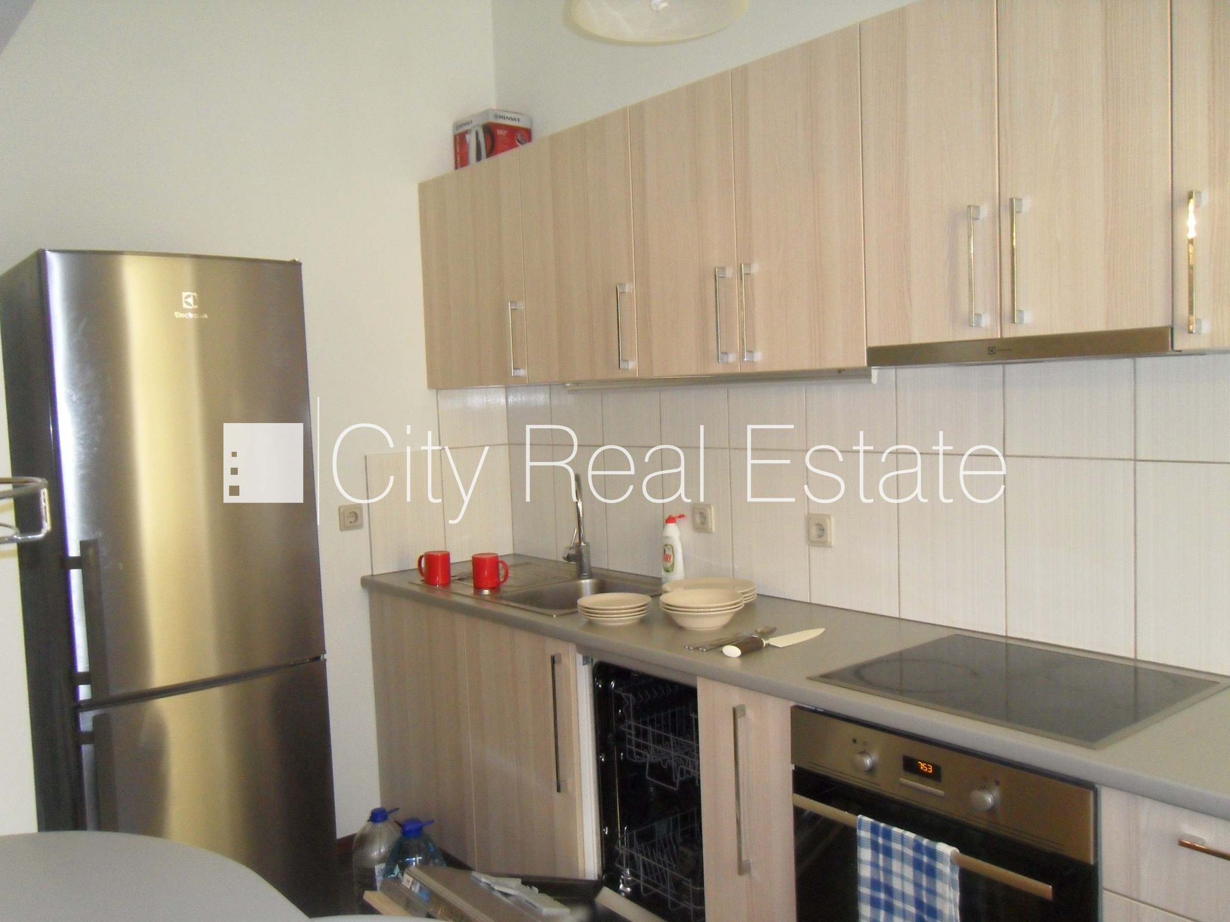 Sludinājumi. Fasādes māja, renovēta māja, ieeja no ielas un pagalma, kāpņu telpa pēc kosmētiskā remonta, logi Cena: 400 EUR/mēn Foto #9