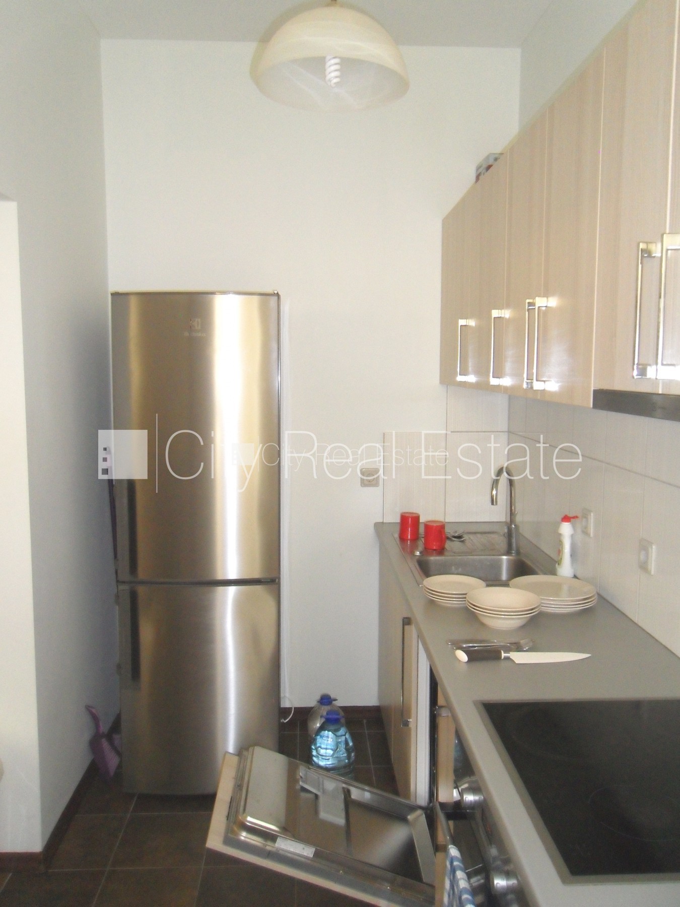 Sludinājumi. Fasādes māja, renovēta māja, ieeja no ielas un pagalma, kāpņu telpa pēc kosmētiskā remonta, logi Cena: 400 EUR/mēn Foto #10