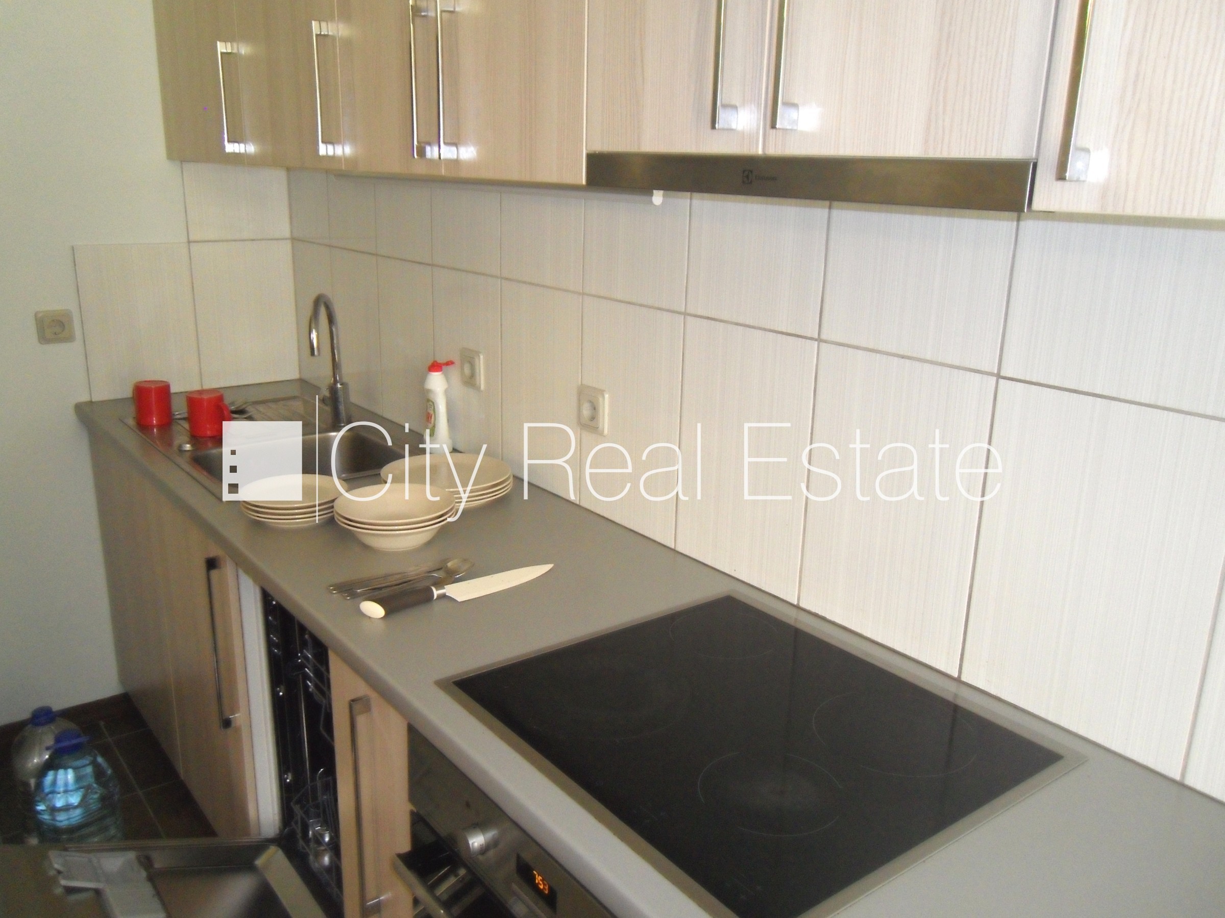 Sludinājumi. Fasādes māja, renovēta māja, ieeja no ielas un pagalma, kāpņu telpa pēc kosmētiskā remonta, logi Cena: 400 EUR/mēn Foto #11