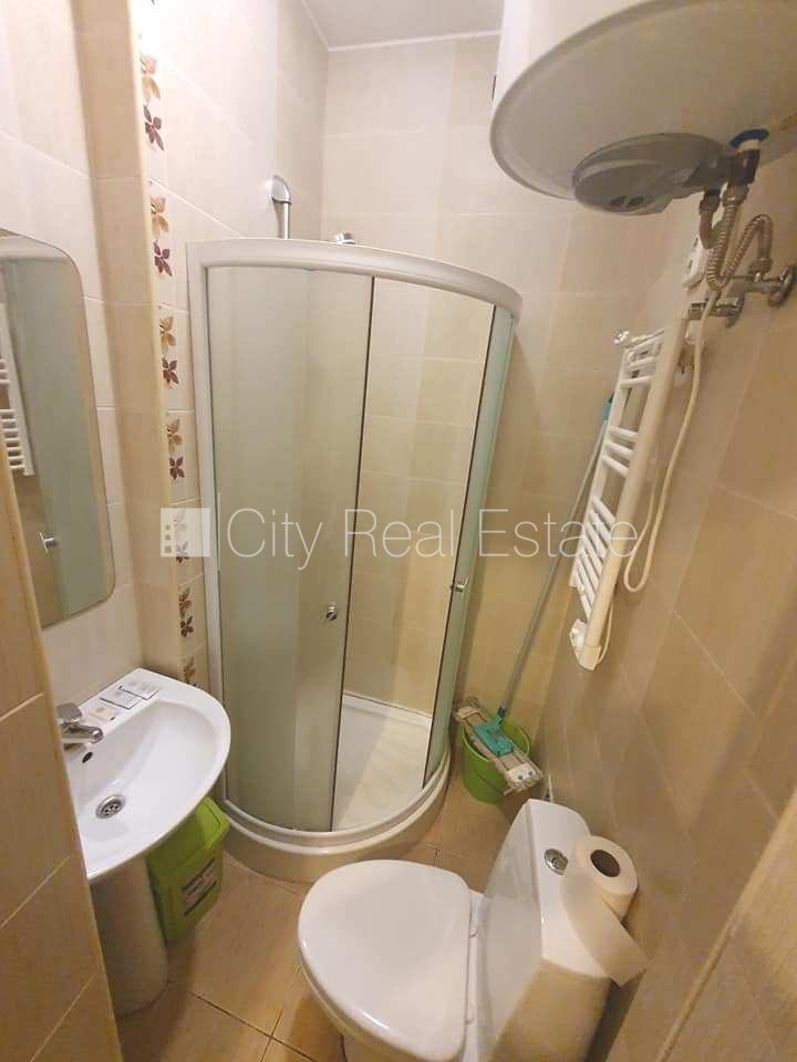 Sludinājumi. Fasādes māja, renovēta māja, ieeja no ielas un pagalma, kāpņu telpa pēc kosmētiskā remonta, logi Cena: 400 EUR/mēn Foto #13