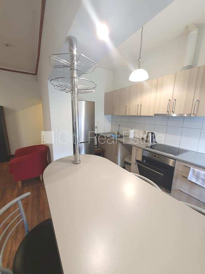 Sludinājumi. Fasādes māja, renovēta māja, ieeja no ielas un pagalma, kāpņu telpa pēc kosmētiskā remonta, logi Cena: 400 EUR/mēn Foto #8