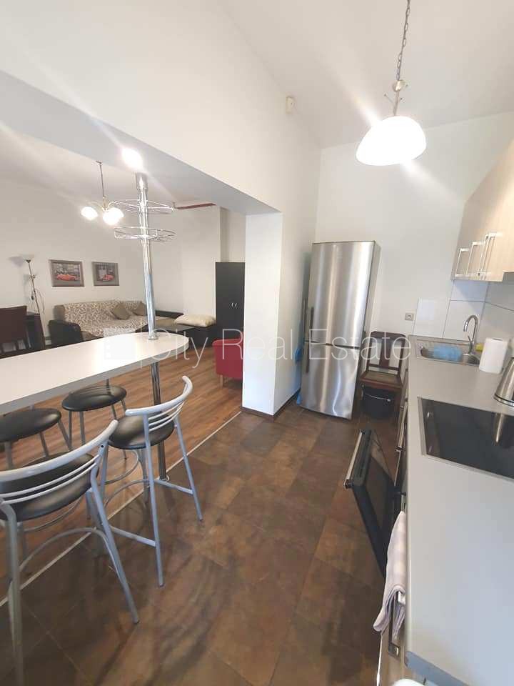 Sludinājumi. Fasādes māja, renovēta māja, ieeja no ielas un pagalma, kāpņu telpa pēc kosmētiskā remonta, logi Cena: 400 EUR/mēn Foto #6