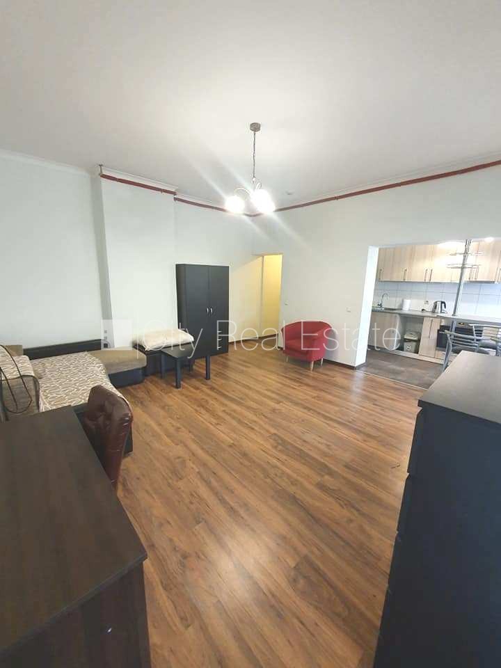 Sludinājumi. Fasādes māja, renovēta māja, ieeja no ielas un pagalma, kāpņu telpa pēc kosmētiskā remonta, logi Cena: 400 EUR/mēn Foto #5