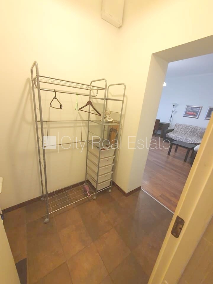 Sludinājumi. Fasādes māja, renovēta māja, ieeja no ielas un pagalma, kāpņu telpa pēc kosmētiskā remonta, logi Cena: 400 EUR/mēn Foto #14