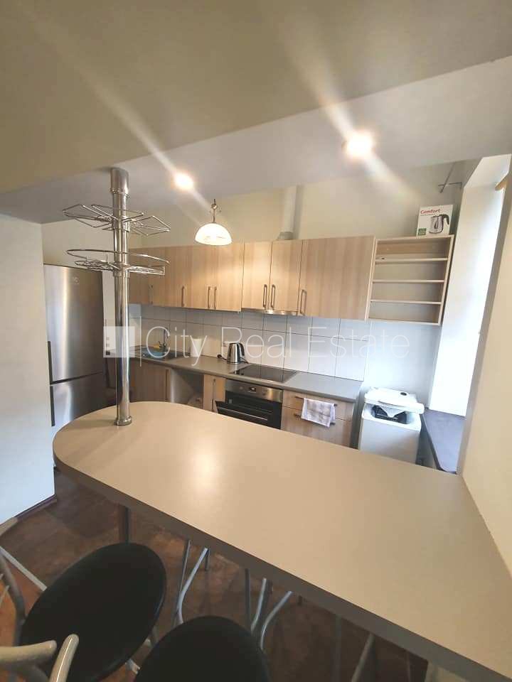 Sludinājumi. Fasādes māja, renovēta māja, ieeja no ielas un pagalma, kāpņu telpa pēc kosmētiskā remonta, logi Cena: 400 EUR/mēn Foto #7