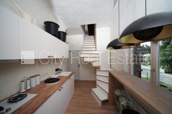 Sludinājumi. Fasādes māja, dzīvokļu skaits ēkā  12 gab., mainīts Jumta segums, labiekārtota apzaļumota Cena: 89990 EUR Foto #1