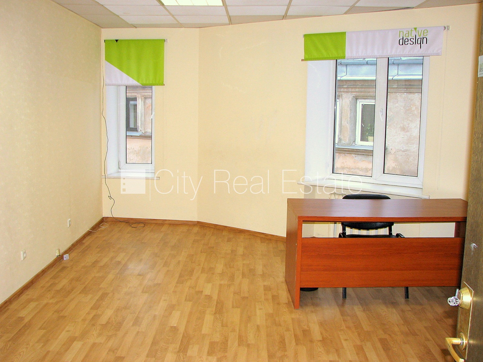 Объявление. Фасадный дом, вход с улицы, лифт, лестничная клетка после косметического ремонта, окна выходят во Цена: 194 EUR/мес. Foto #2