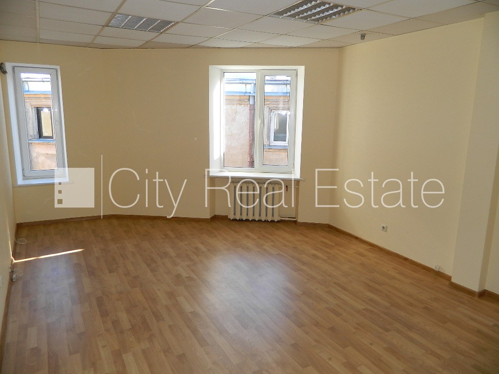 Объявление. Фасадный дом, вход с улицы, лифт, лестничная клетка после косметического ремонта, окна выходят во Цена: 194 EUR/мес. Foto #1