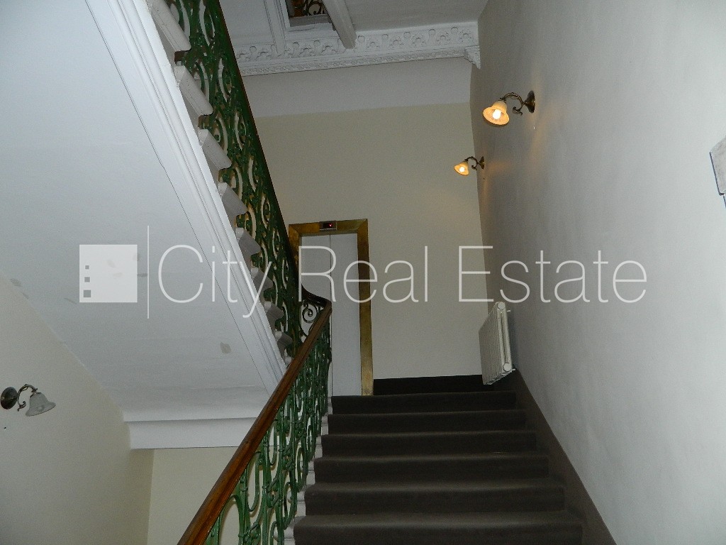 Объявление. Фасадный дом, вход с улицы, лифт, лестничная клетка после косметического ремонта, окна выходят во Цена: 194 EUR/мес. Foto #4