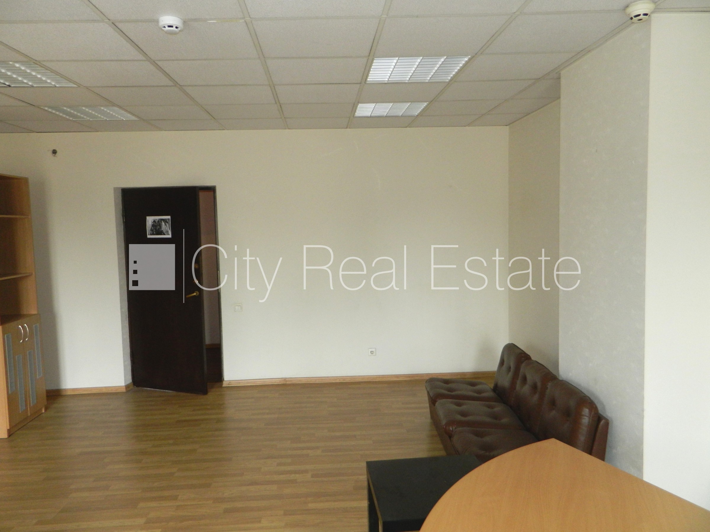 Объявление. Фасадный дом, объект охраняет физическая охрана, вход с улицы, лифт, лестничная клетка после Цена: 261 EUR/мес. Foto #2