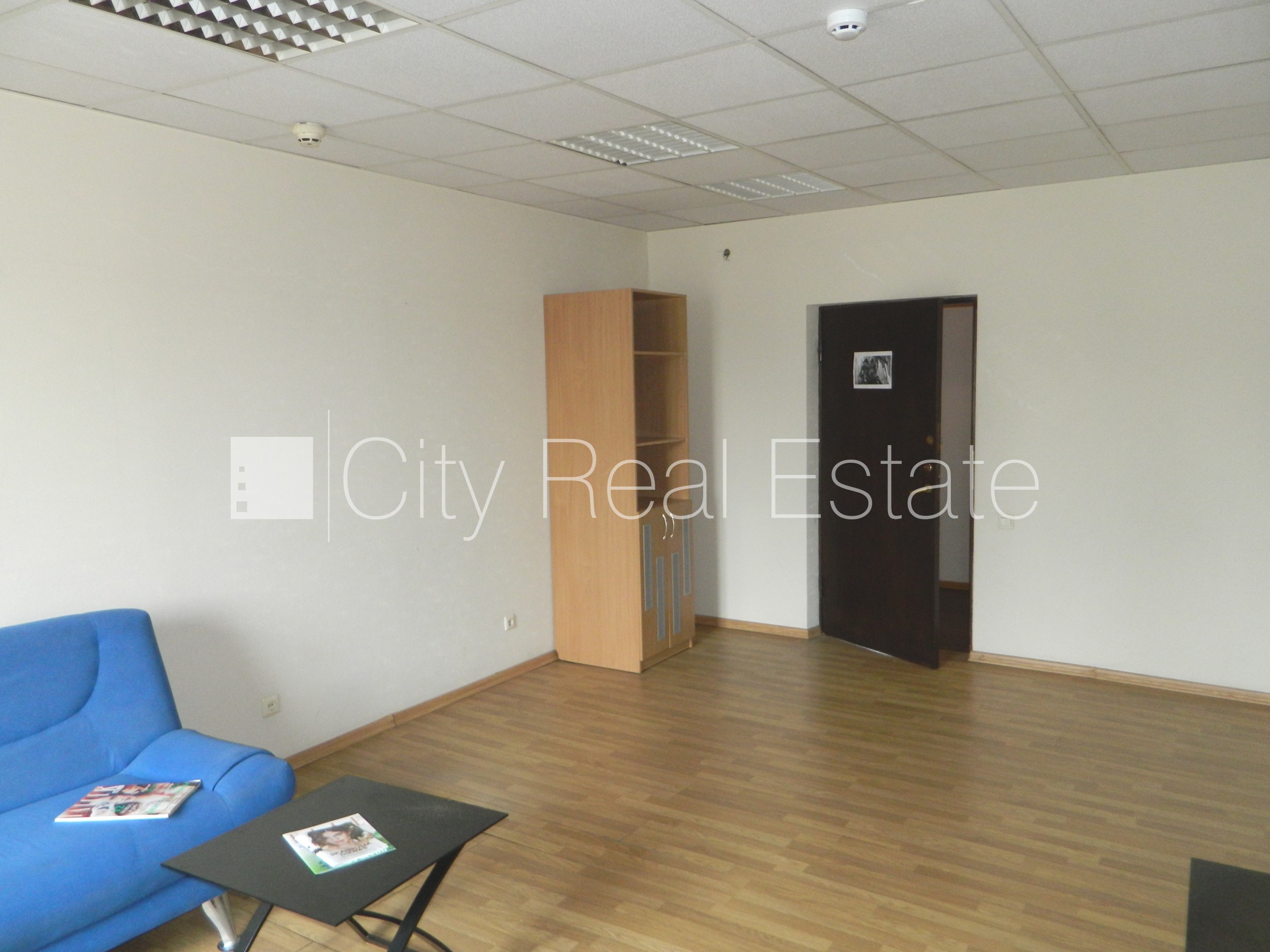 Объявление. Фасадный дом, объект охраняет физическая охрана, вход с улицы, лифт, лестничная клетка после Цена: 261 EUR/мес. Foto #3