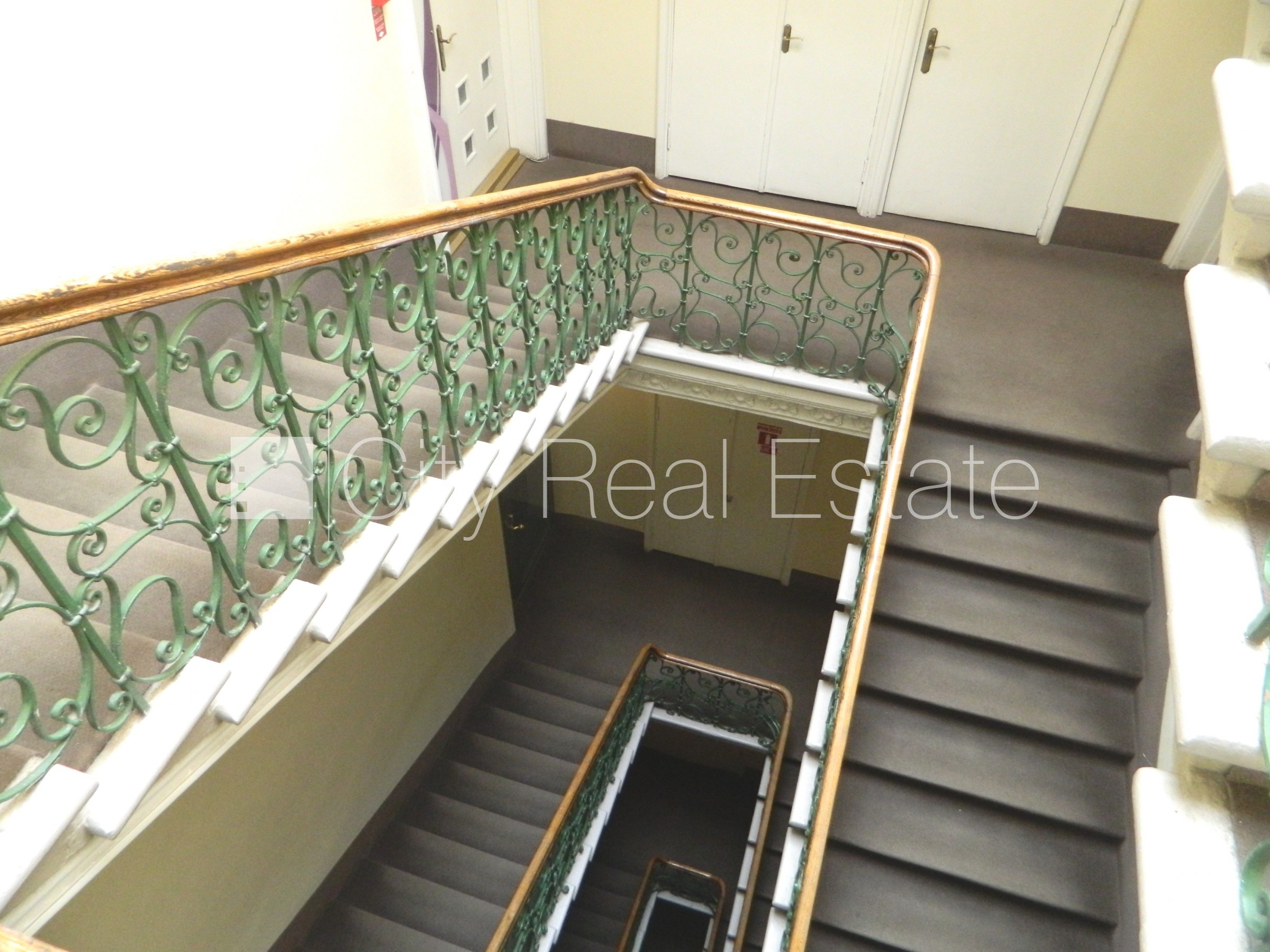 Объявление. Фасадный дом, объект охраняет физическая охрана, вход с улицы, лифт, лестничная клетка после Цена: 261 EUR/мес. Foto #8