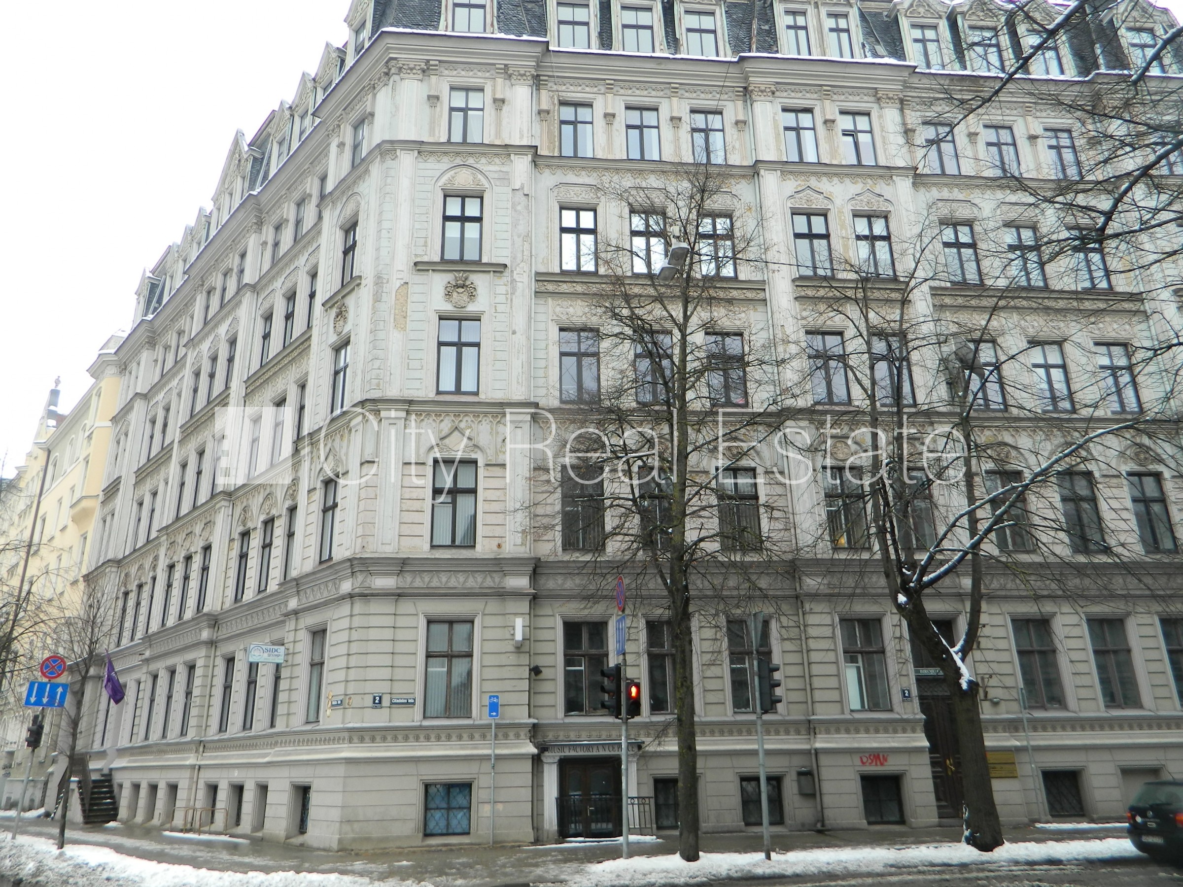 Объявление. Фасадный дом, объект охраняет физическая охрана, вход с улицы, лифт, лестничная клетка после Цена: 261 EUR/мес. Foto #11