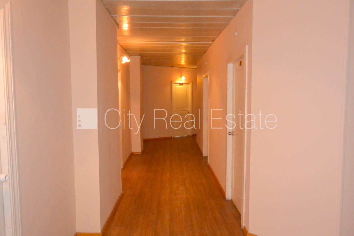 Объявление. Фасадный дом, объект охраняет физическая охрана, вход с улицы, лифт, лестничная клетка после Цена: 261 EUR/мес. Foto #7