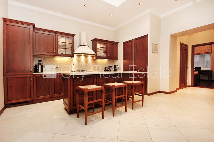 Sludinājumi. Projekts - Pulkveža Nams, fasādes māja, renovēta māja, labiekārtota apzaļumota teritorija, slēgts Cena: 250000 EUR Foto #1