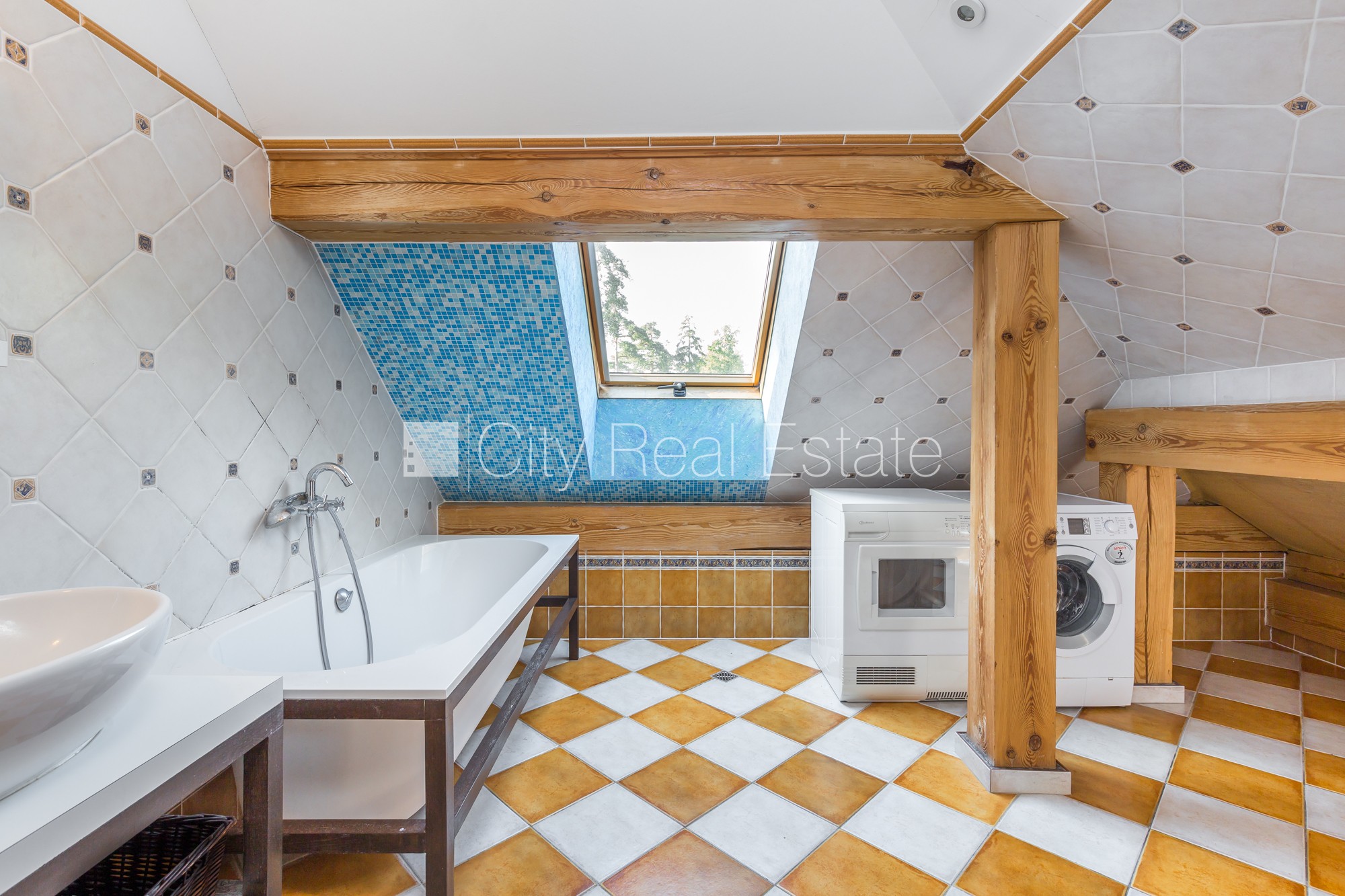 Sludinājumi. Privātmāja, jaunceltne, guļbūves dzīvojamā māja, labiekārtots apzaļumots pagalms, iežogota Cena: 3400 EUR/mēn Foto #7