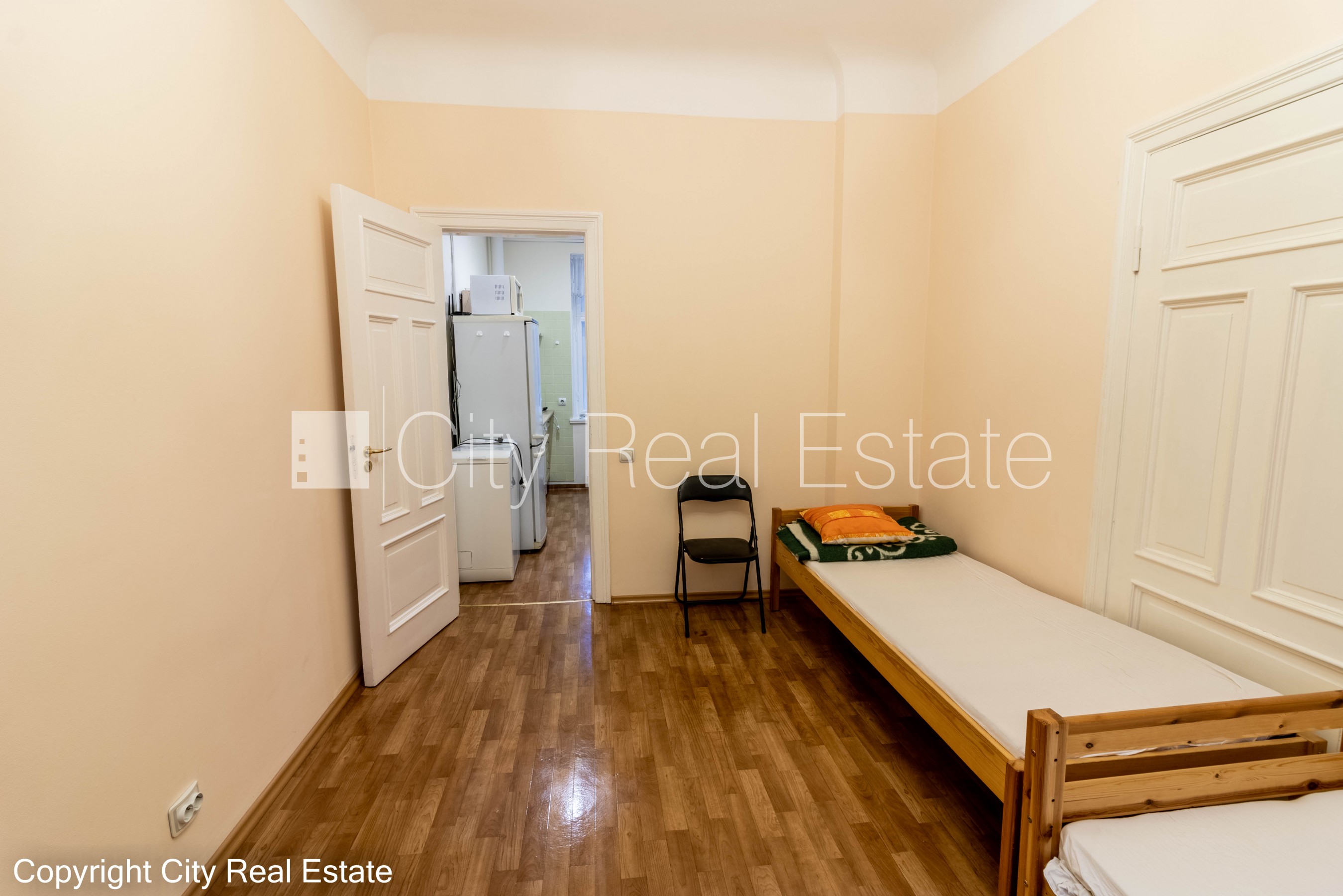 Sludinājumi. Pagalma ēka, bruģēts piebraucamais ceļš, ieeja no pagalma, kāpņu telpa bez remonta, istabas Cena: 450 EUR/mēn Foto #6