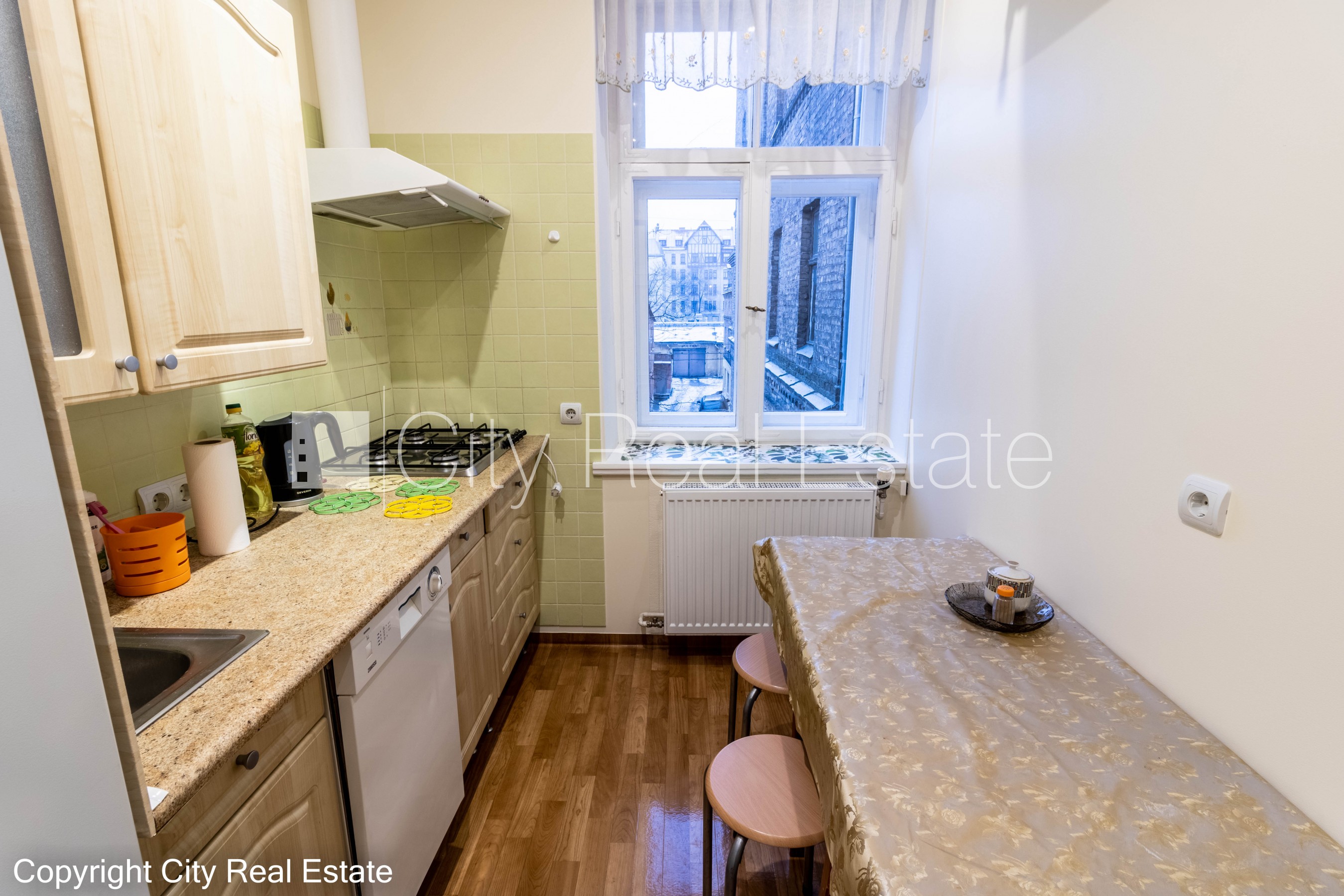 Sludinājumi. Pagalma ēka, bruģēts piebraucamais ceļš, ieeja no pagalma, kāpņu telpa bez remonta, istabas Cena: 450 EUR/mēn Foto #9