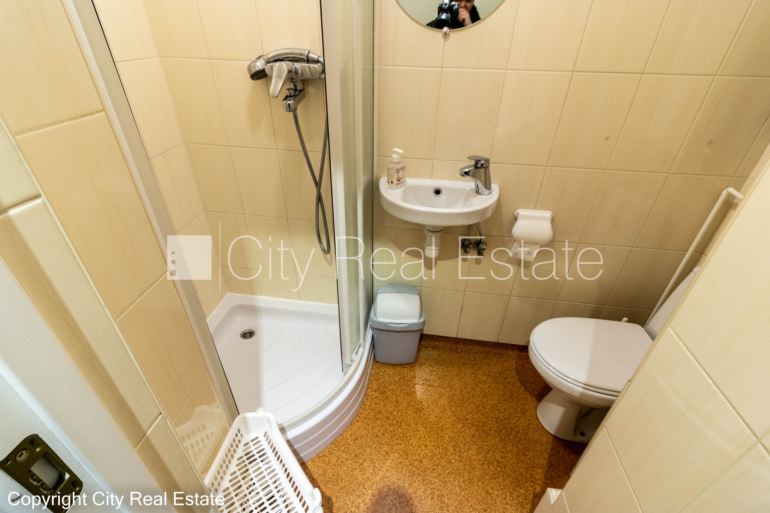 Sludinājumi. Pagalma ēka, bruģēts piebraucamais ceļš, ieeja no pagalma, kāpņu telpa bez remonta, istabas Cena: 450 EUR/mēn Foto #12