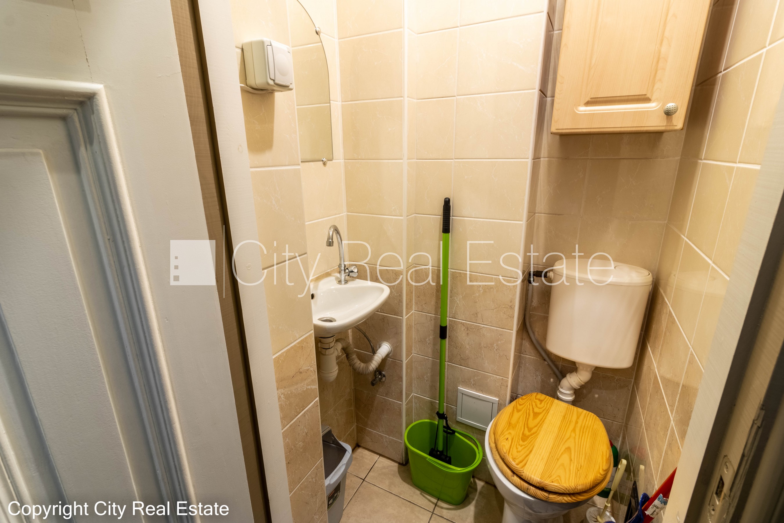 Sludinājumi. Pagalma ēka, bruģēts piebraucamais ceļš, ieeja no pagalma, kāpņu telpa bez remonta, istabas Cena: 450 EUR/mēn Foto #13