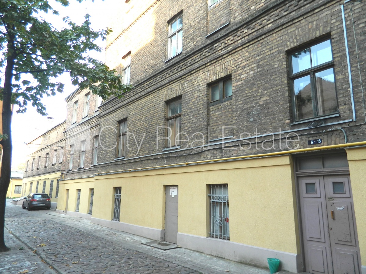 Sludinājumi. Pagalma ēka, bruģēts piebraucamais ceļš, ieeja no pagalma, kāpņu telpa bez remonta, istabas Cena: 450 EUR/mēn Foto #15