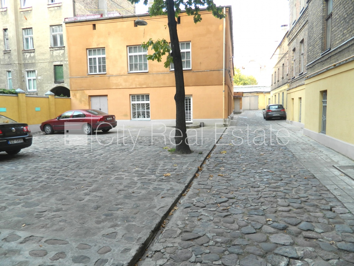 Sludinājumi. Pagalma ēka, bruģēts piebraucamais ceļš, ieeja no pagalma, kāpņu telpa bez remonta, istabas Cena: 450 EUR/mēn Foto #16
