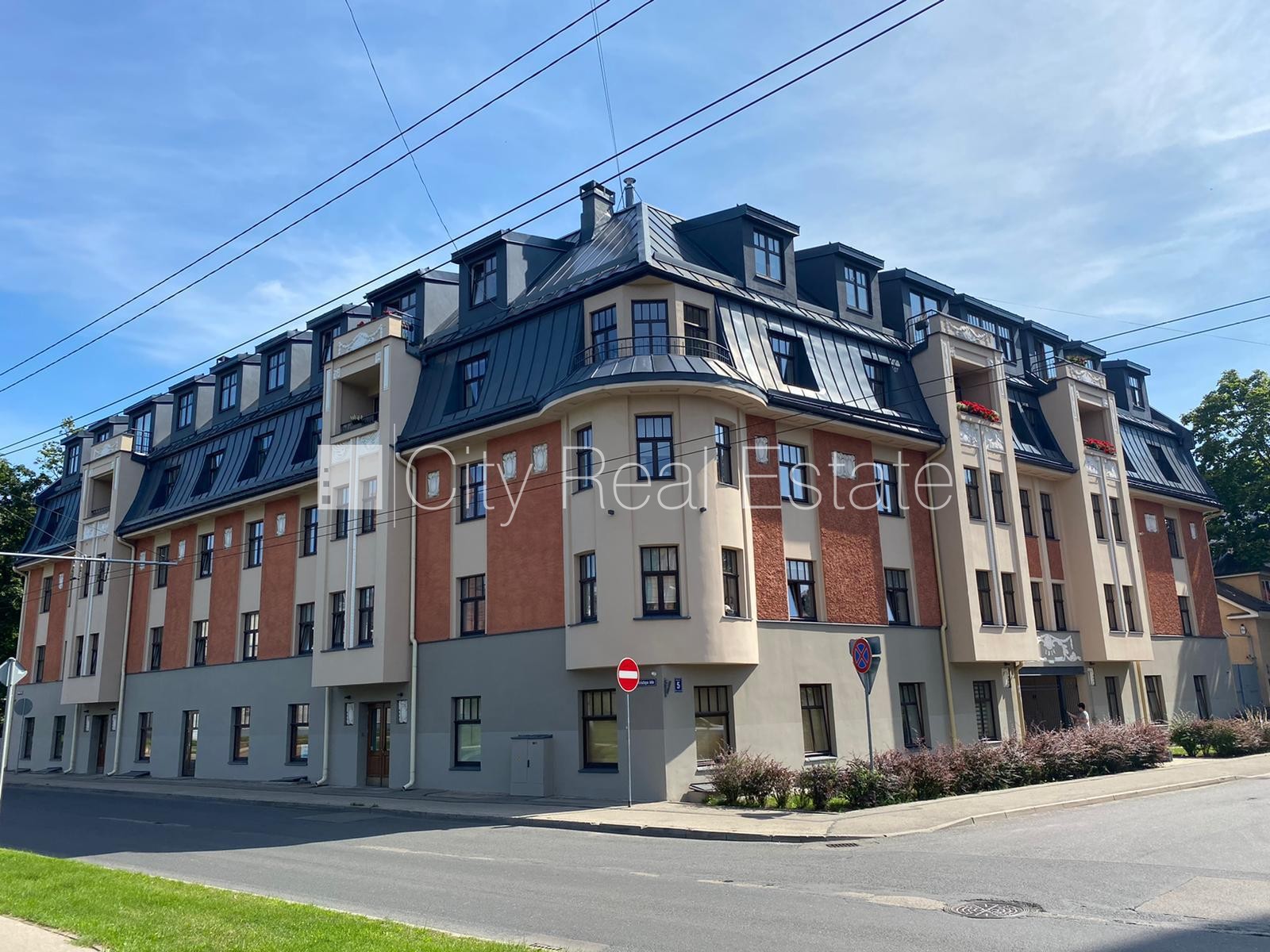 Sludinājumi. Projekts - Alīses 5, renovēta māja, slēgta teritorija, vieta automašīnai, pagalmā bērnu spēļu Cena: 900 EUR/mēn Foto #1